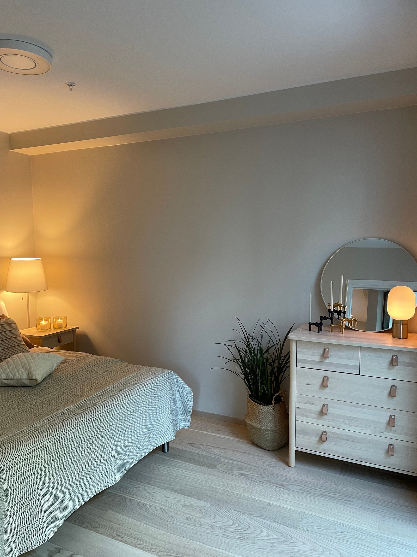 Romslig soverom med store vindusflater/dører som kan åpnes Galleribilde