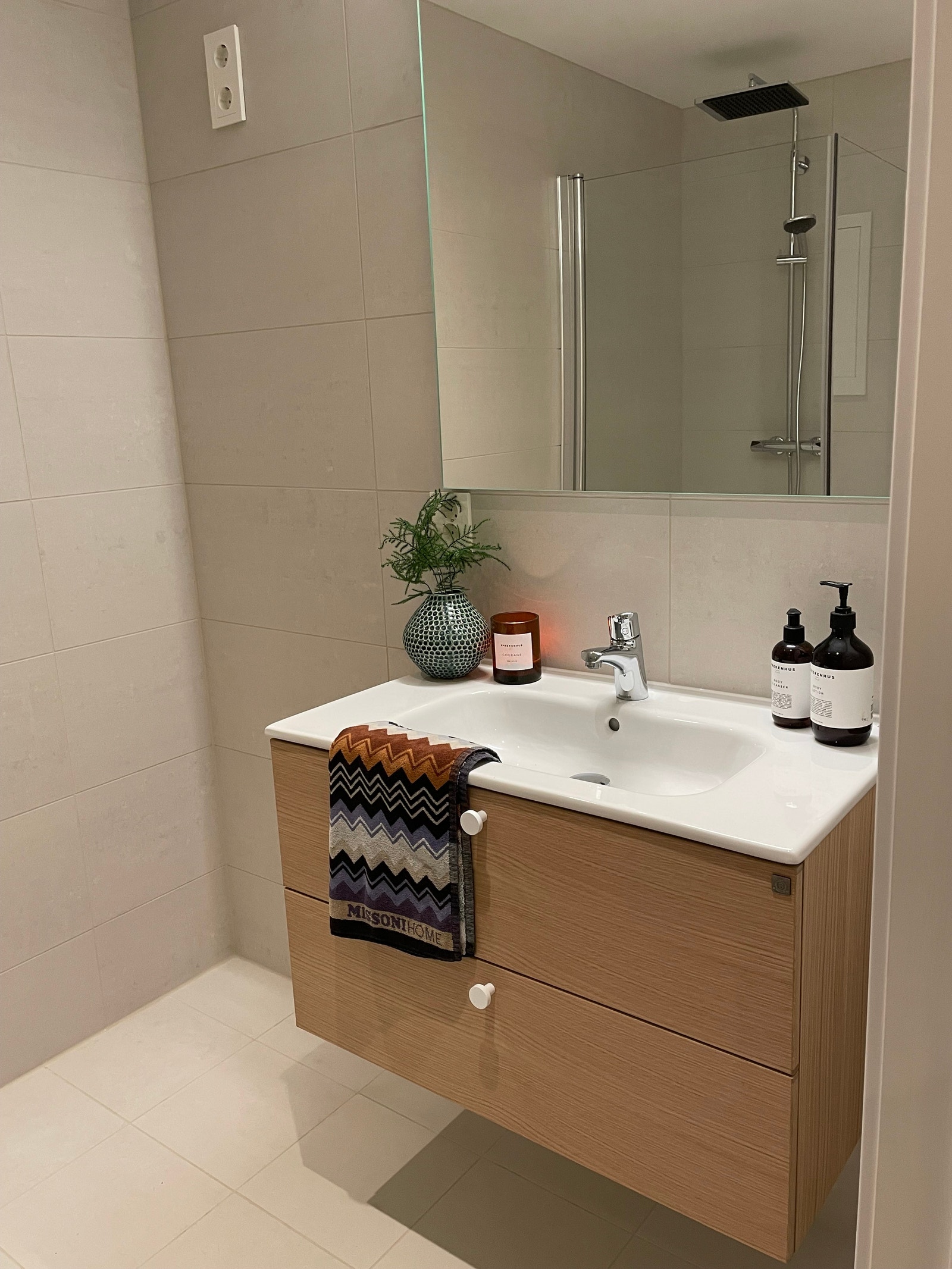 Moderne og delikat bad Galleribilde