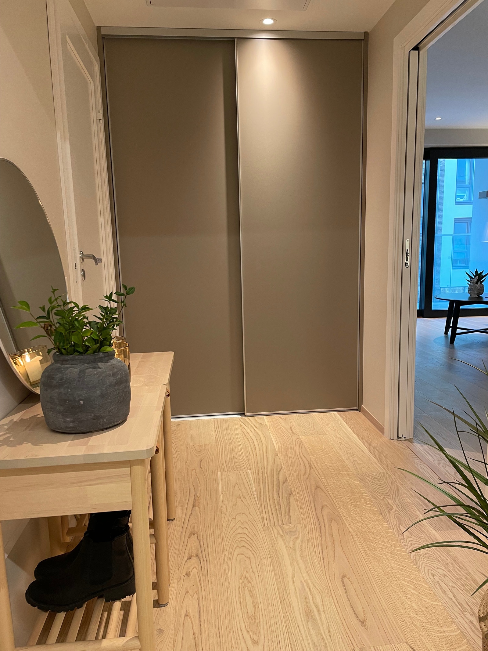 Skyvedørsgarderobe i gang Galleribilde