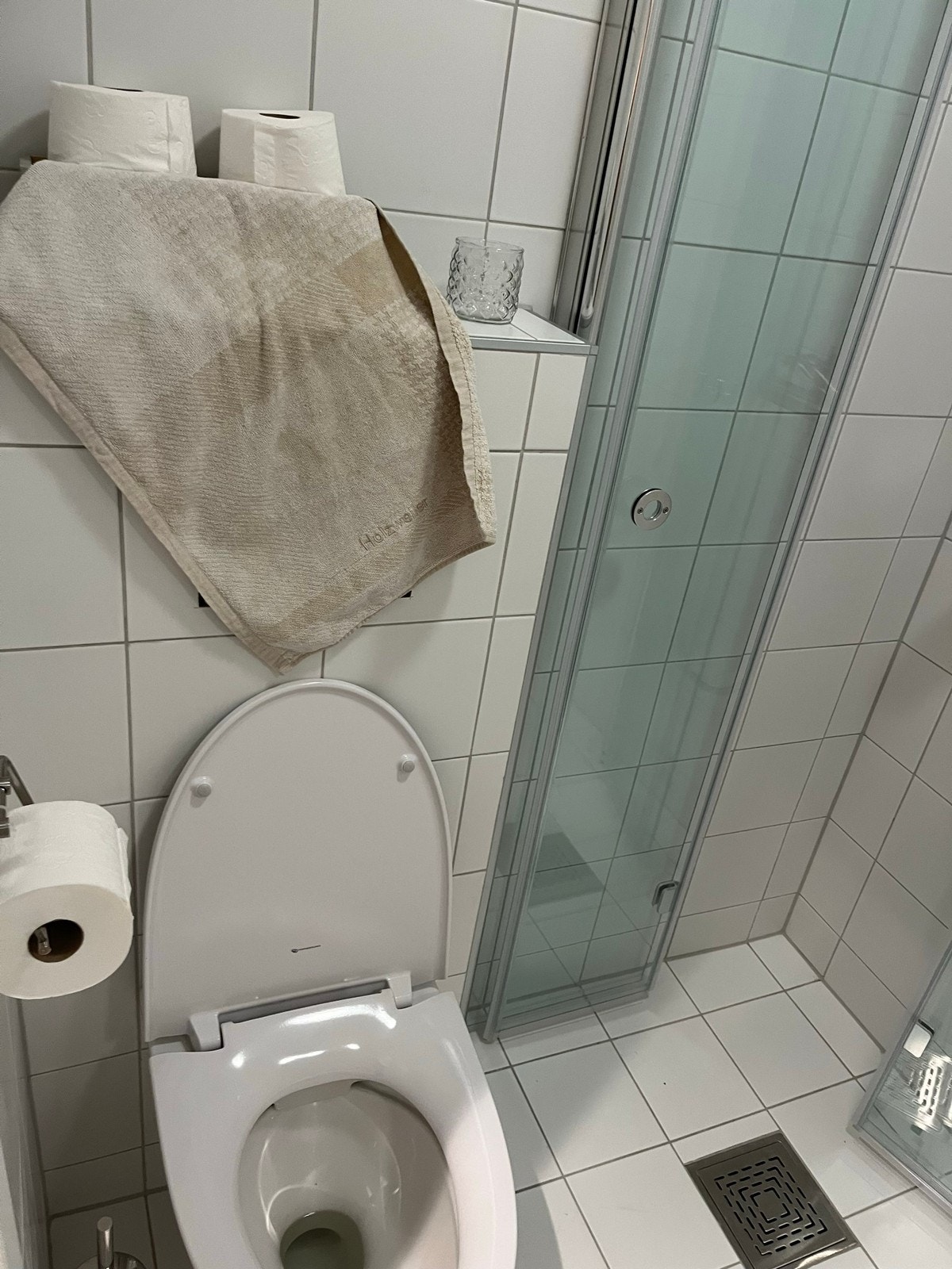Nytt bad med INR foldedører, speilskap og vaskemaskin Galleribilde