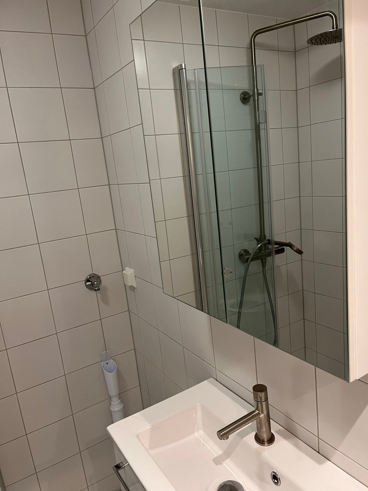 Bad med speilskap, INR foldedører og vaskemaskin Galleribilde