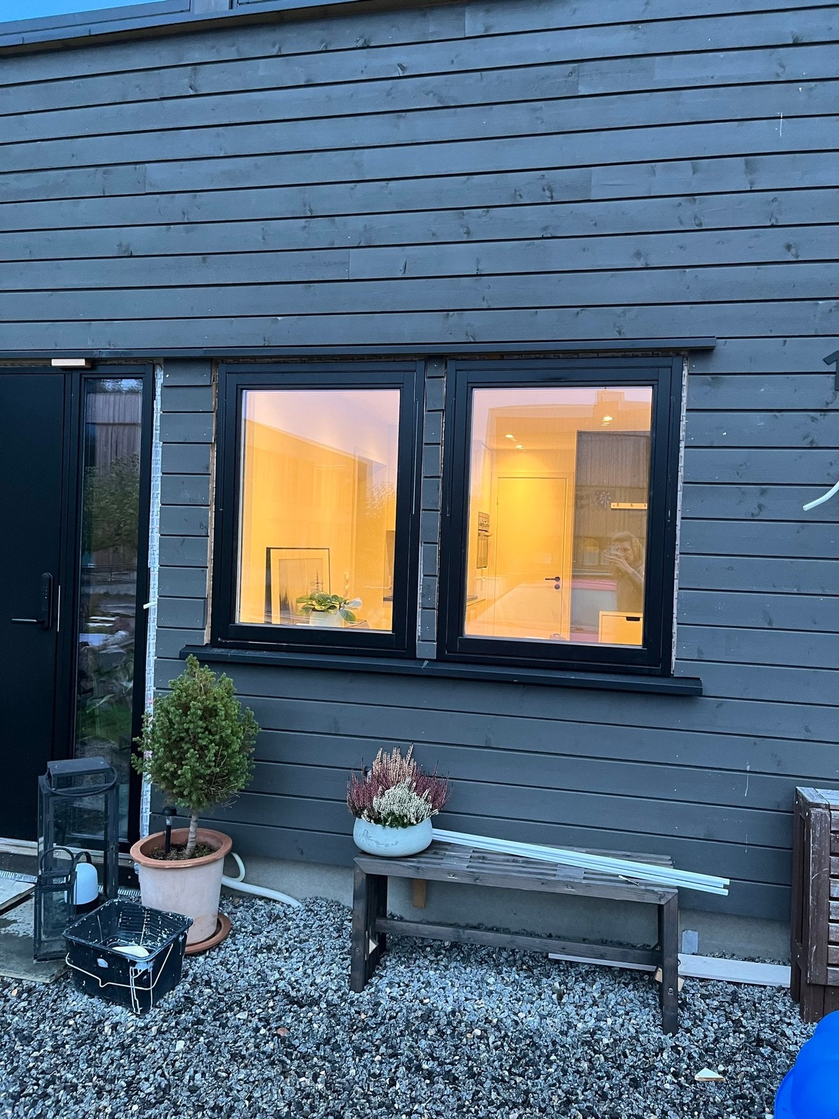 Stuevinduer sett utenfra - Fasadelys og ventilasjon er montert etter at bildet ble tatt. Galleribilde