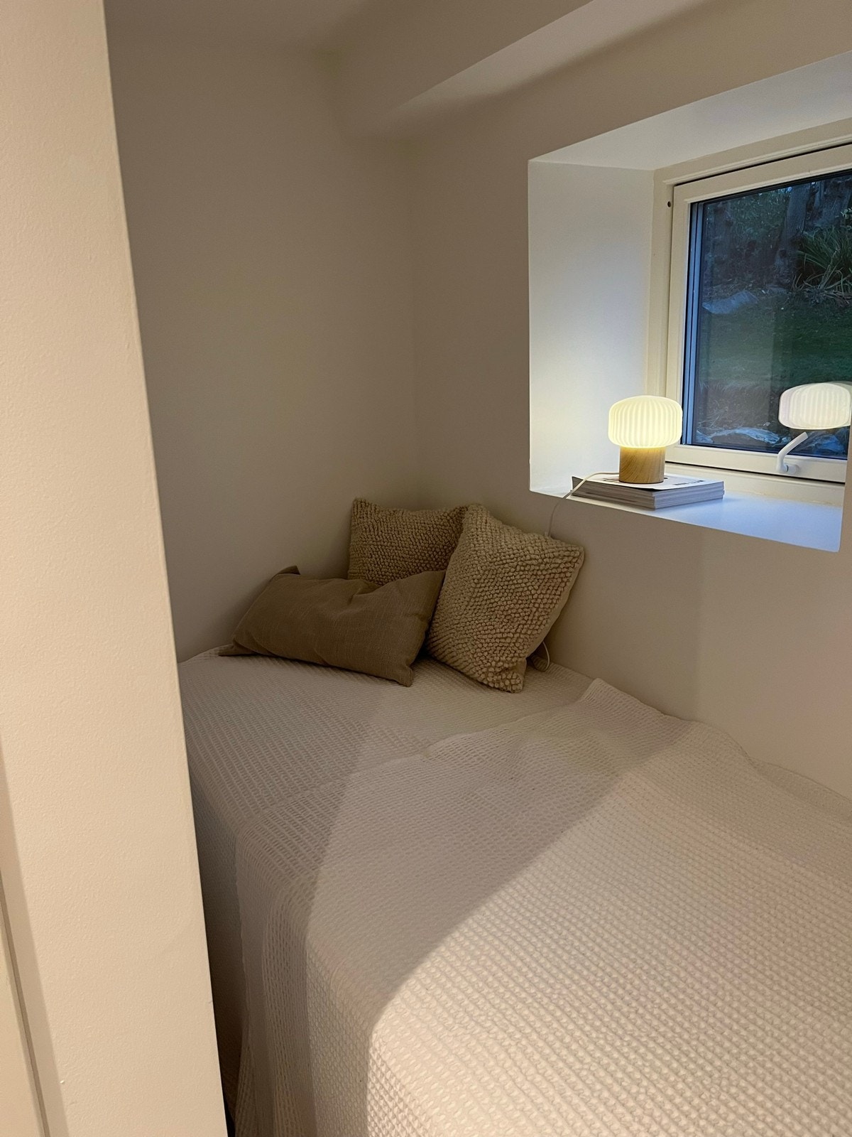 Sovealkove med plassbygget seng med oppbevaring Galleribilde