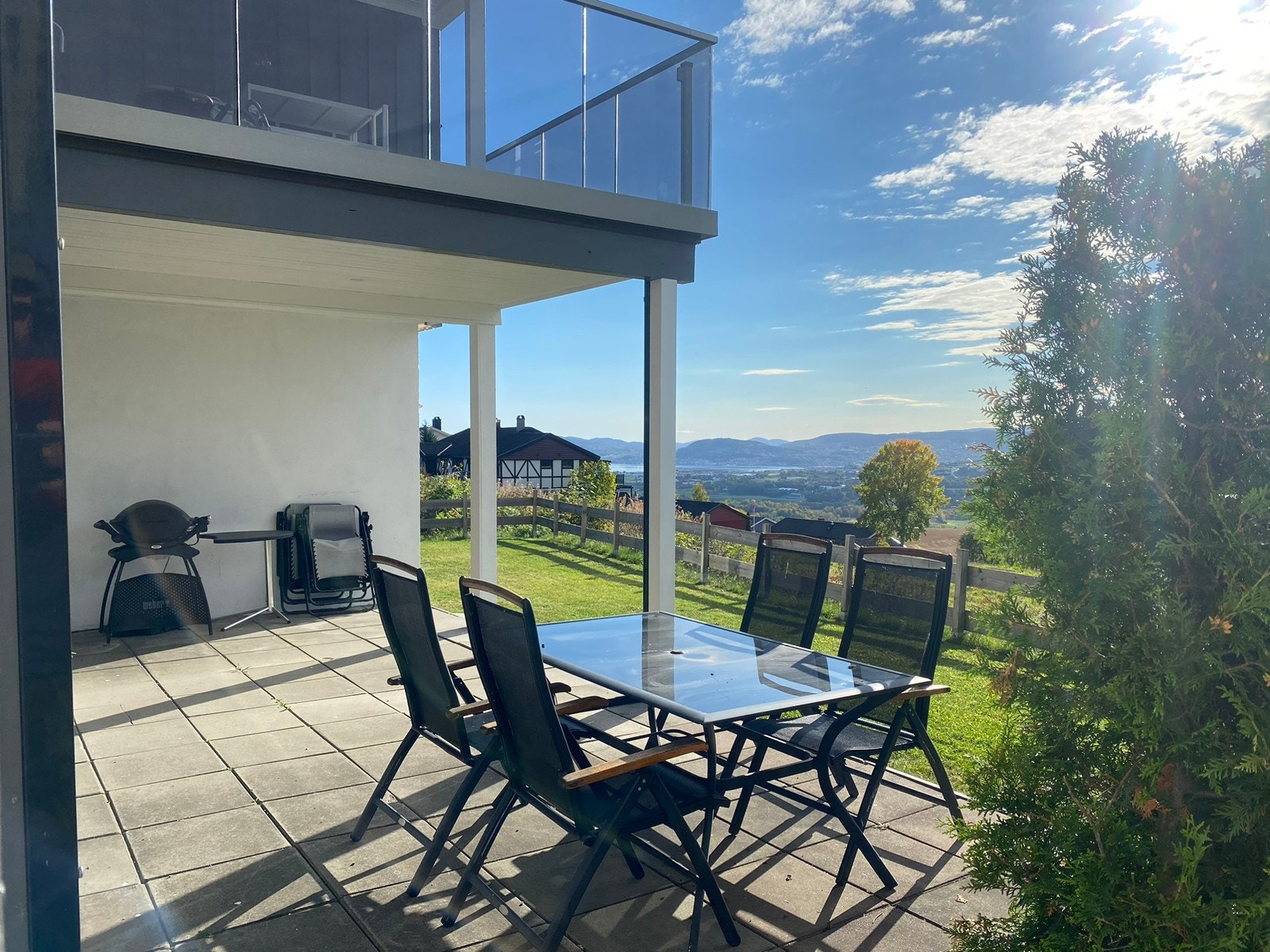 Uteområdet, delvis under tak. Galleribilde