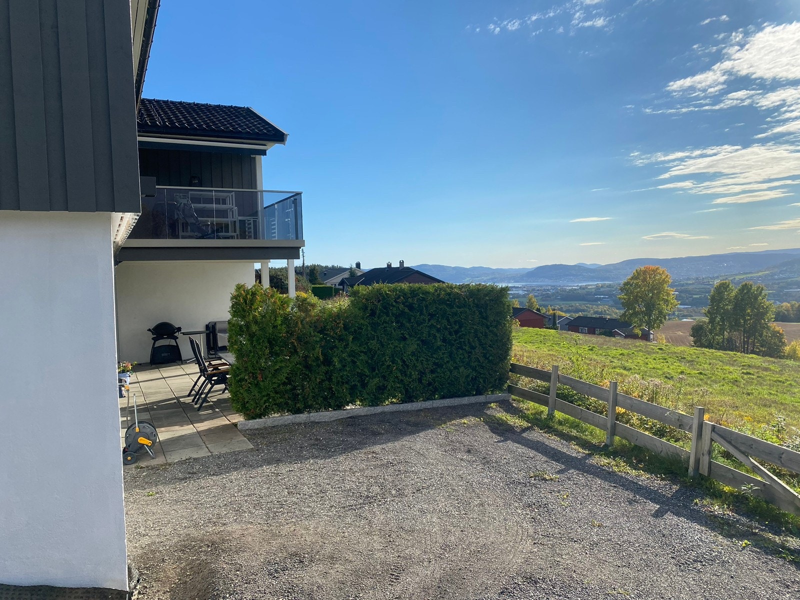 Gårdsplass med plass til 2 biler. Galleribilde