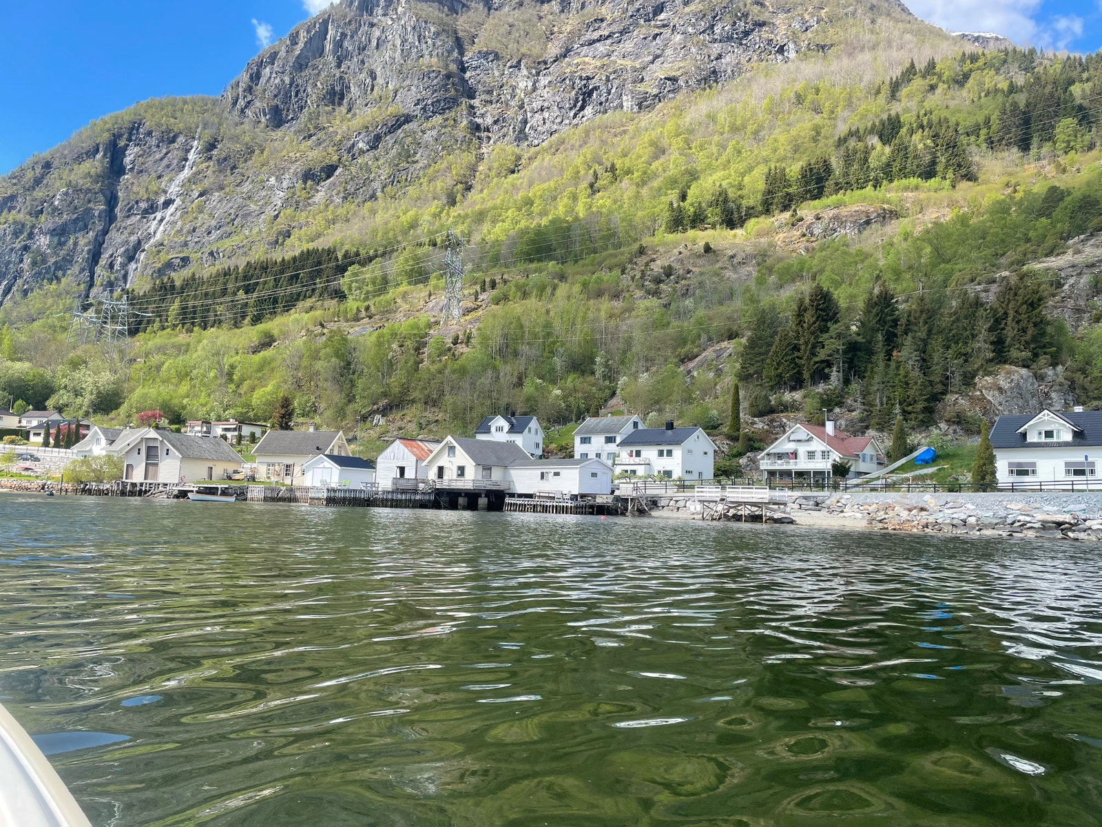 Huset og området sett frå sjøen Galleribilde