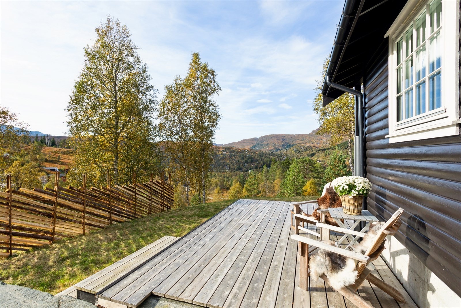 Det er nydelig turterreng, både sommer og vinter, og preparerte skiløyper på vinterstid like bortenfor hytten. Galleribilde