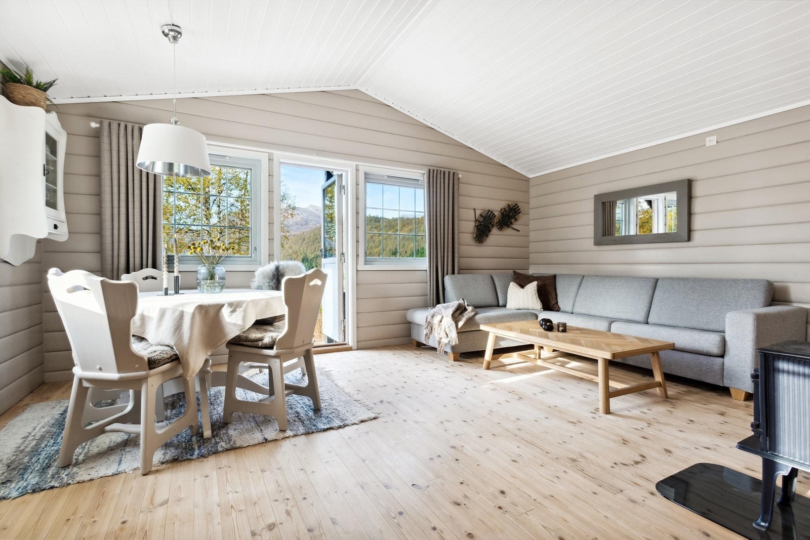 Stue med godt lysinslipp, malt i dus farge Galleribilde