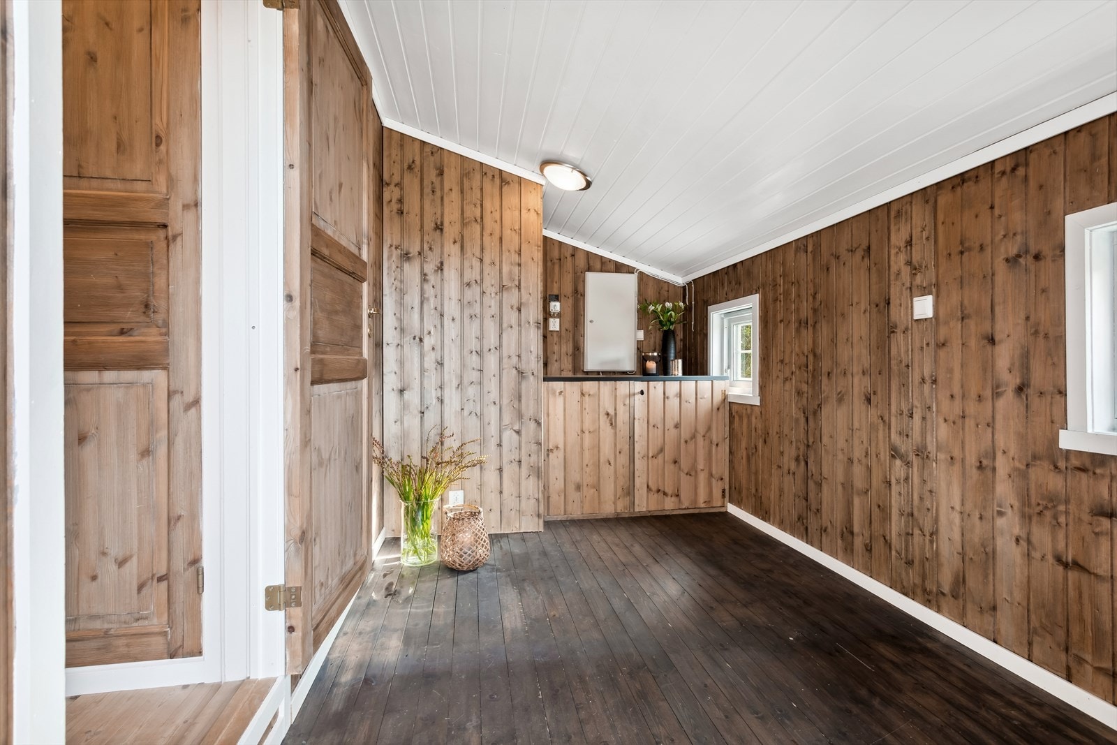 Romslig entré med god oppbevaringsplass. Galleribilde