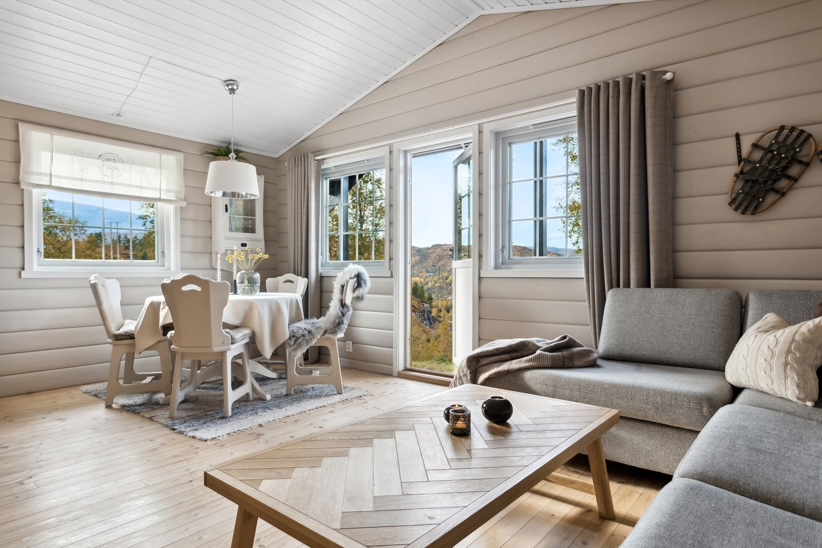 Her er det plass til både sittegruppe og spisebord. Galleribilde