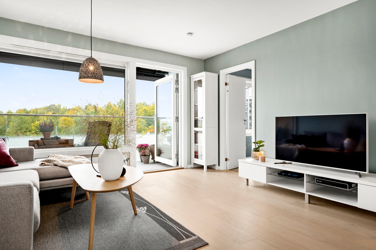 Stuen er malt i lyse og tidsriktige farger. Her får du flotte hvitoljet eik parkettgulv. Galleribilde