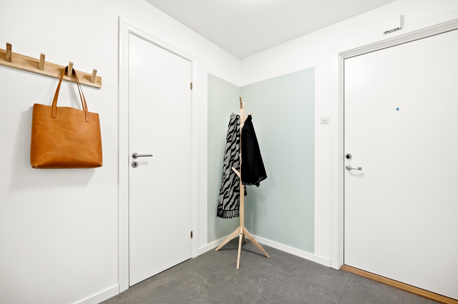 Ditt første møte med boligen er en romslig entré med plass til å henge fra seg yttertøy. Galleribilde