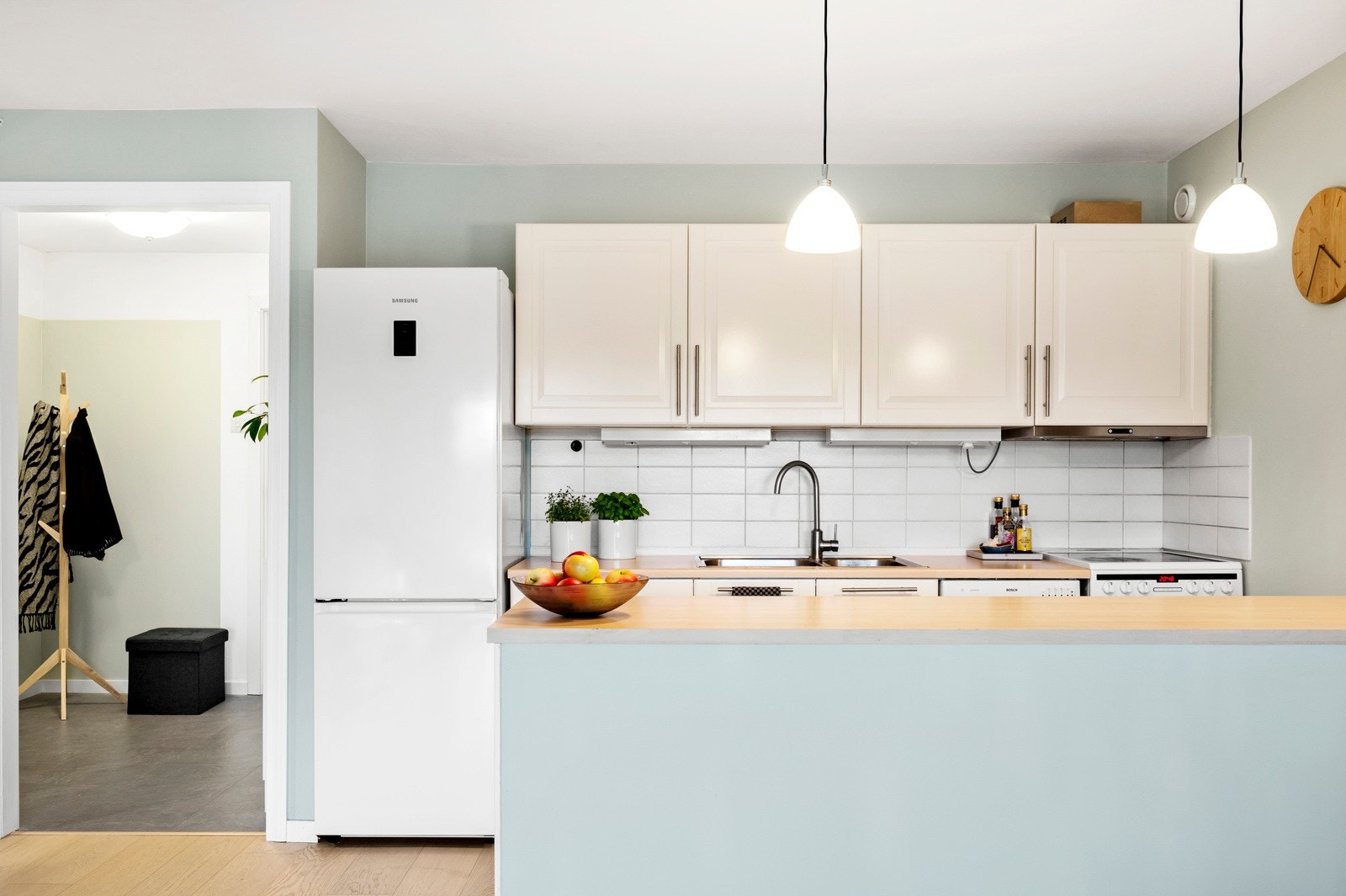 Kjøkkenet har benkeplate av laminat, samt nedfelt dobbel oppvaskkum i rustfritt stål. Galleribilde