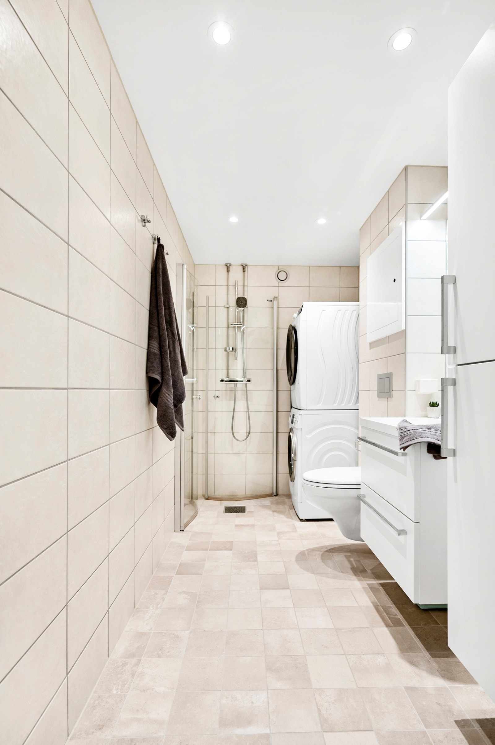 Delikat baderomsinnredning - flislagte vegger og gulv med varme. Galleribilde