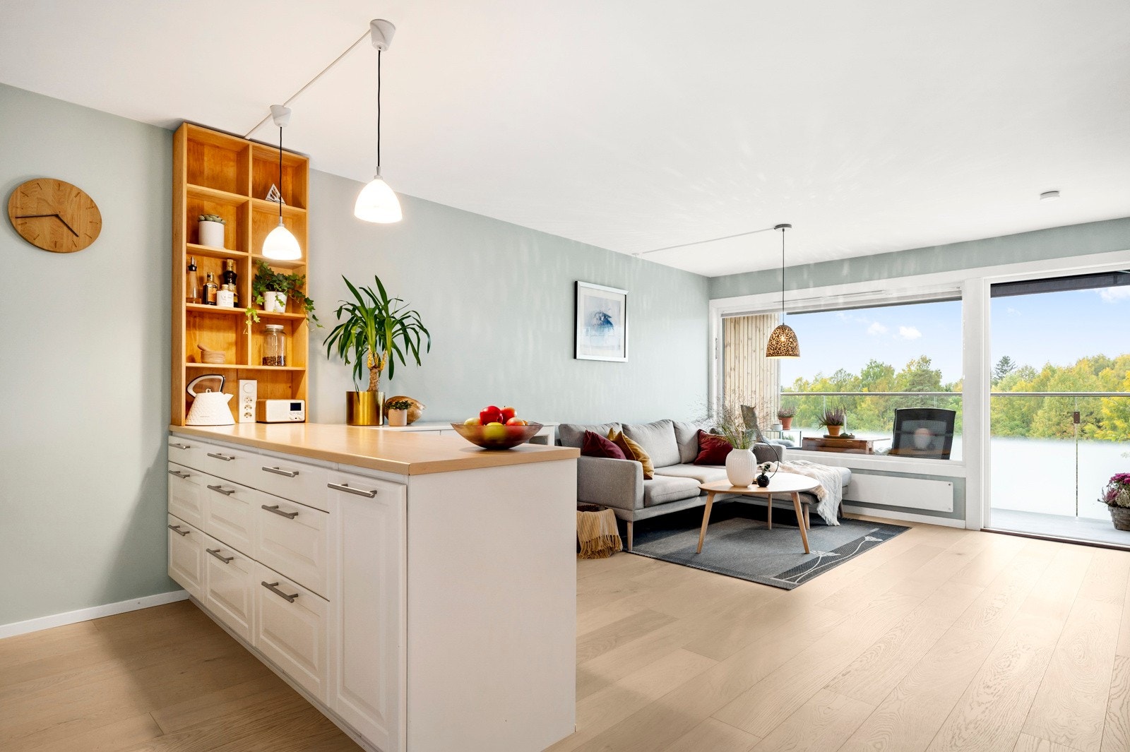 Kjøkkenøyen gjør seg fint som et naturlig skille mellom stue og kjøkken, gir ekstra arbeidsplass og utgjør en fin bardiskløsning. Galleribilde