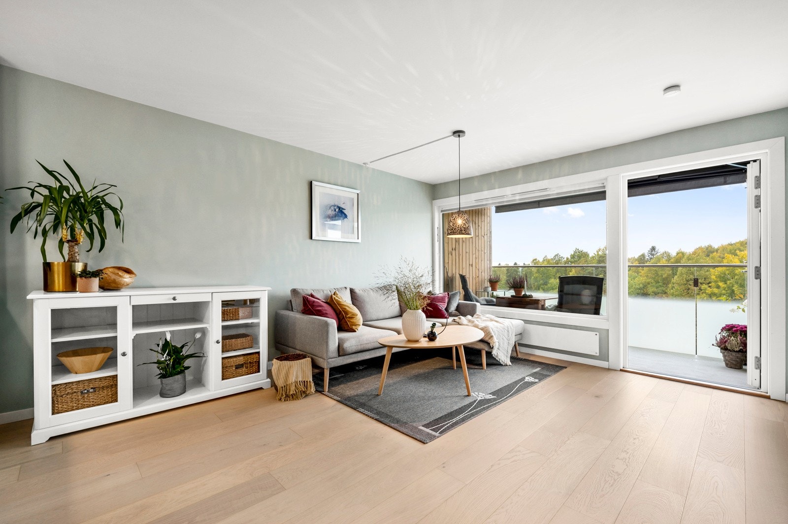 Leiligheten har en delikat stue med store vindusflater som sørger for godt innslipp av naturlig lys. Galleribilde