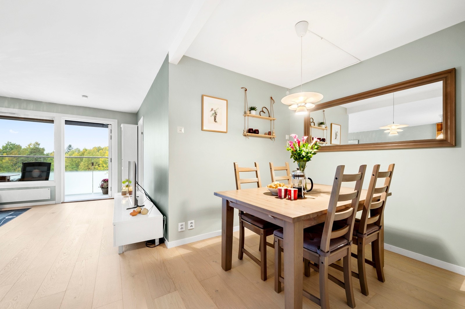 Ved enkle grep kan man sette opp en lettvegg der hvor dagens spisestue er, dersom man ønsker kontor/gjesteværelse. Galleribilde