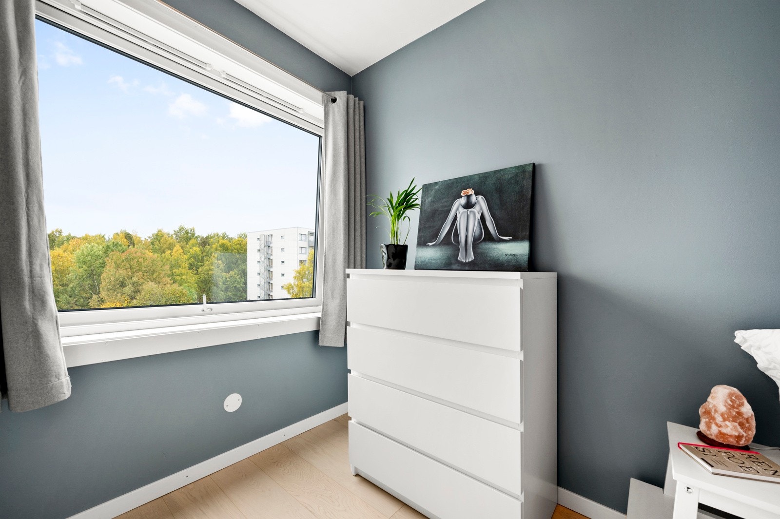 Vinduer med tre-lags glass fra 2019 med godt innslipp av naturlig lys. Galleribilde