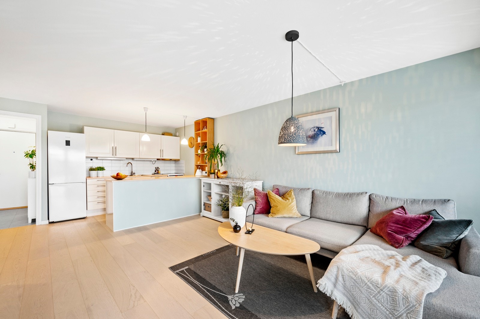 Leiligheten har åpen stue- og kjøkkenløsning som gir en sosial og hyggelig atmosfære. Galleribilde