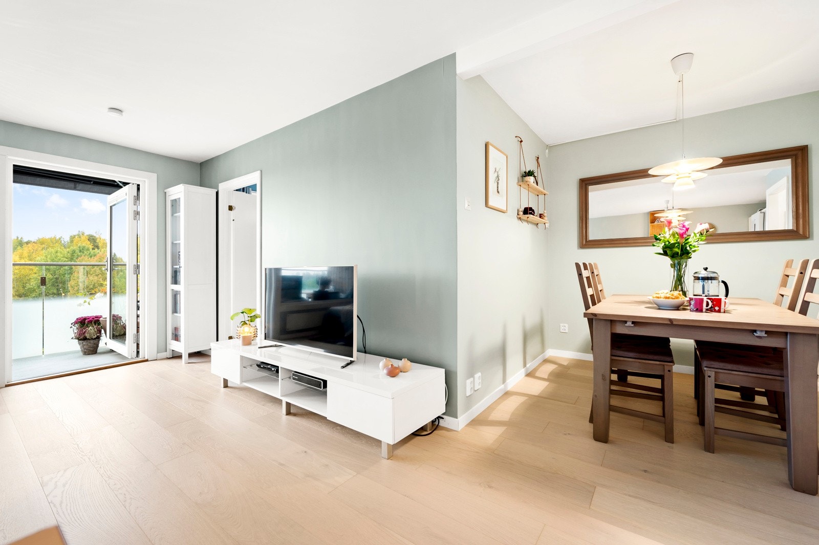 Fine naturlige møbleringssoner gjør at du har god plass til både sofagruppe og spisegruppe. Galleribilde