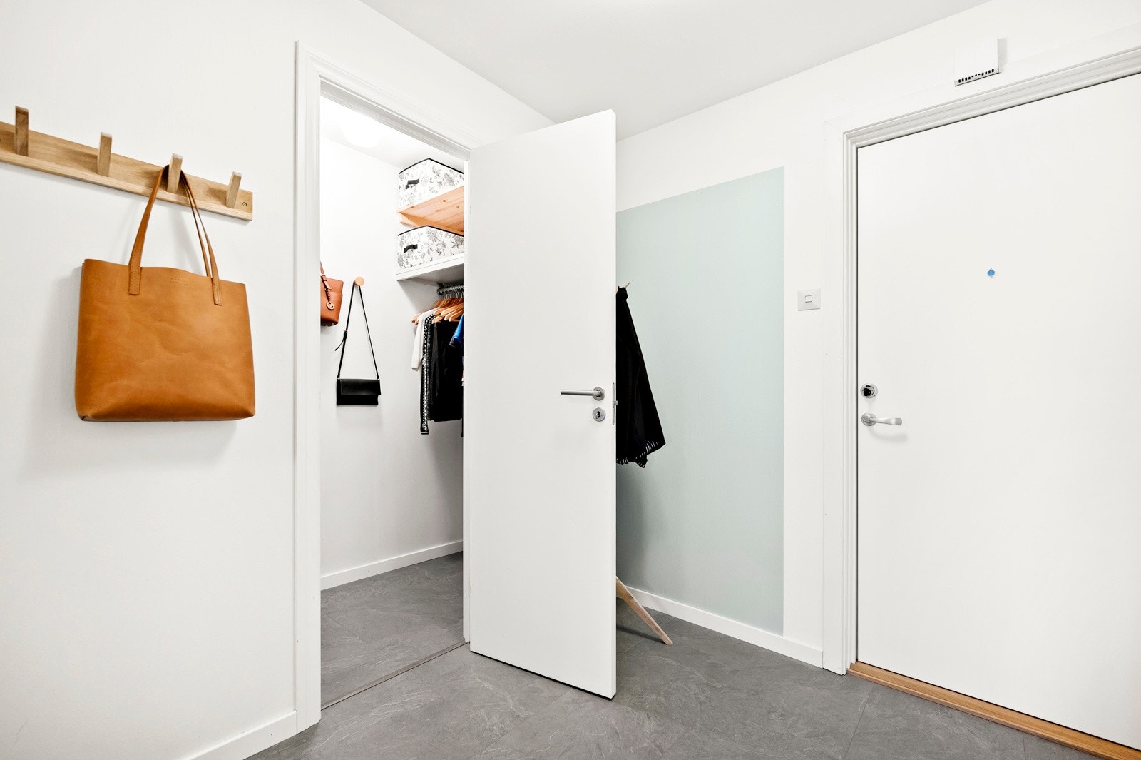 I tilknytning til entréen har du en praktisk, innvendig bod som gir deg god oppbevaringsplass. Galleribilde