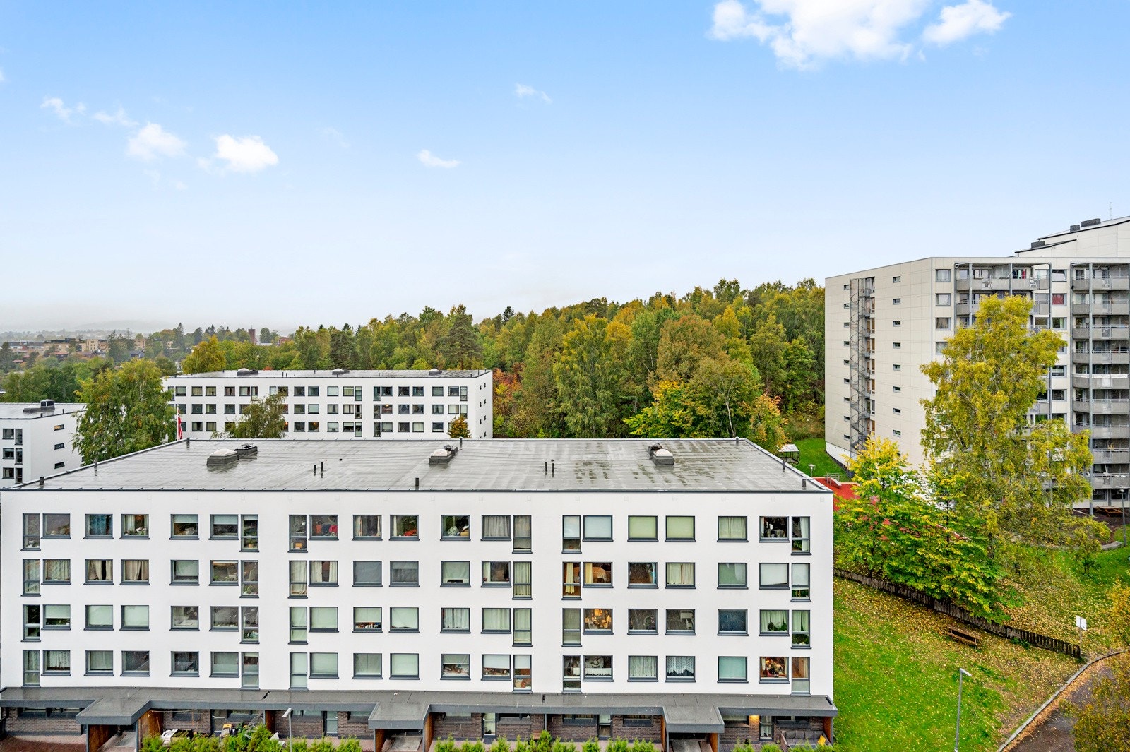 Veldriftet borettslag med gjennomgått fasaderehabilitering med oppussing av fasader, balkonger, vinduer m.m i 2019. Galleribilde