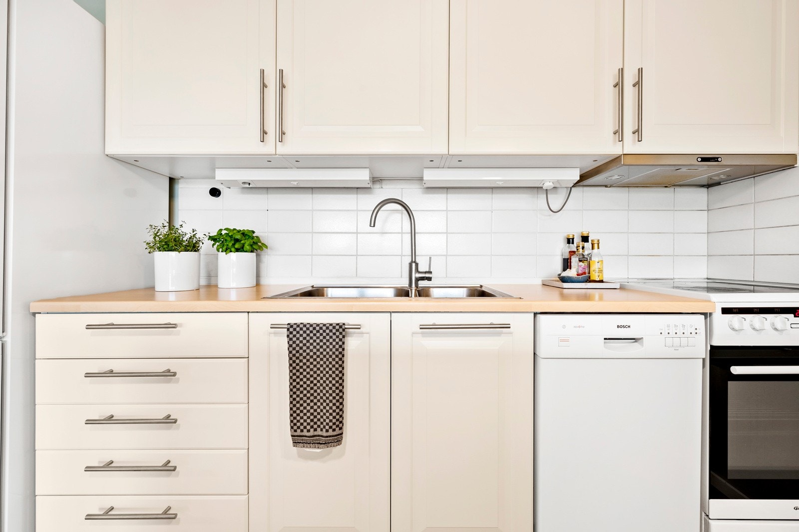 Kjøkkeninnredningen er fra IKEA i 2011 med profilerte fronter. Galleribilde