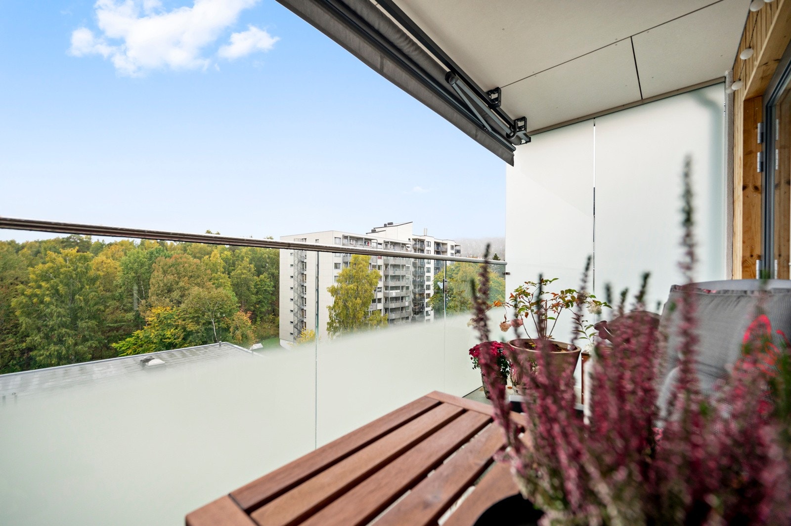 En flott og stor 2,5- roms leilighet med god planløsning i et veletablert og sentrumsnært område. Her har du en optimal intern beliggenhet i 9.etasje, med fritt utsyn og gode solforhold. Galleribilde