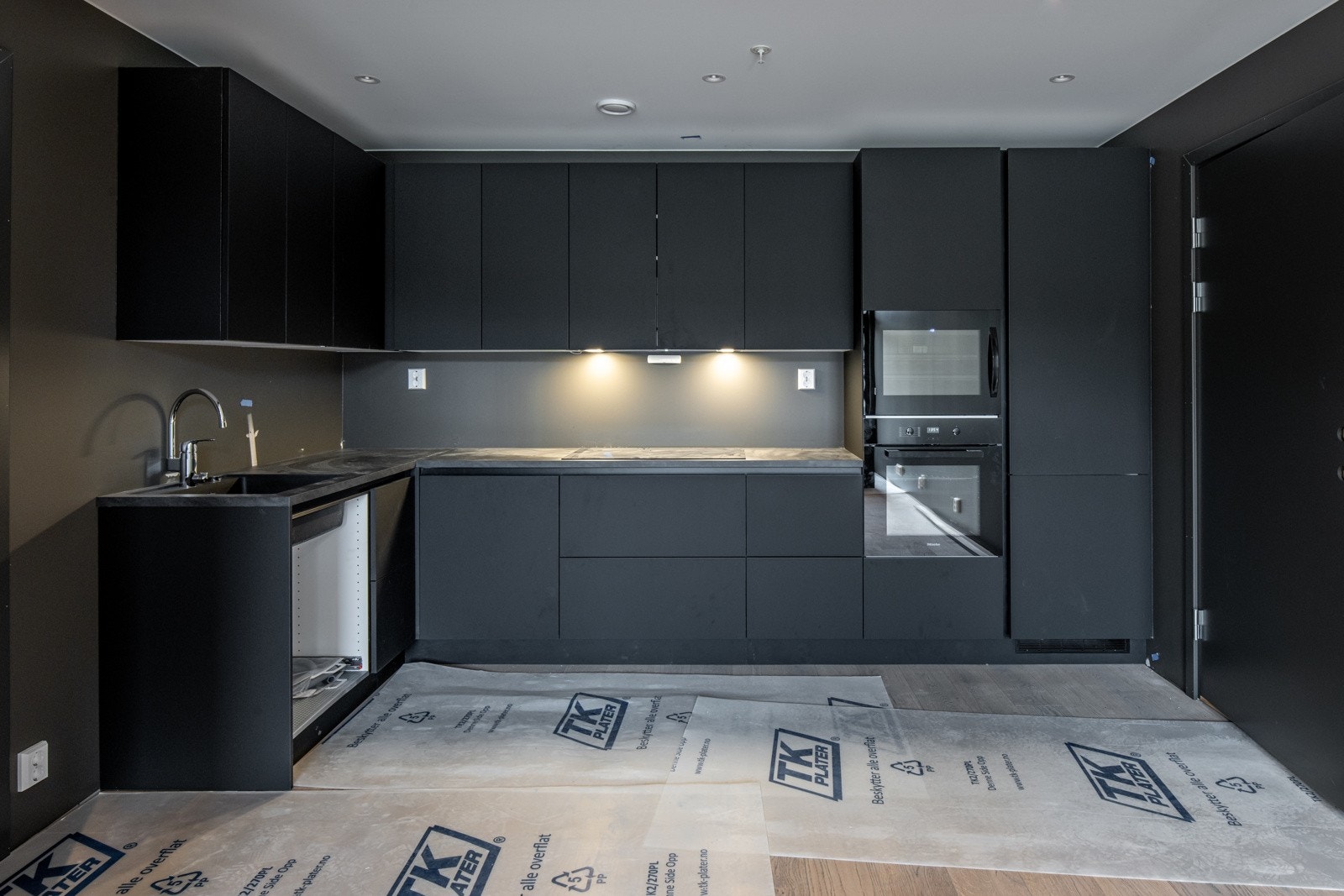 Kjøkkenet i leiligheten- Her er det spotter, vinskap, vifte fra Aria og andre lekre tilvalg. Galleribilde