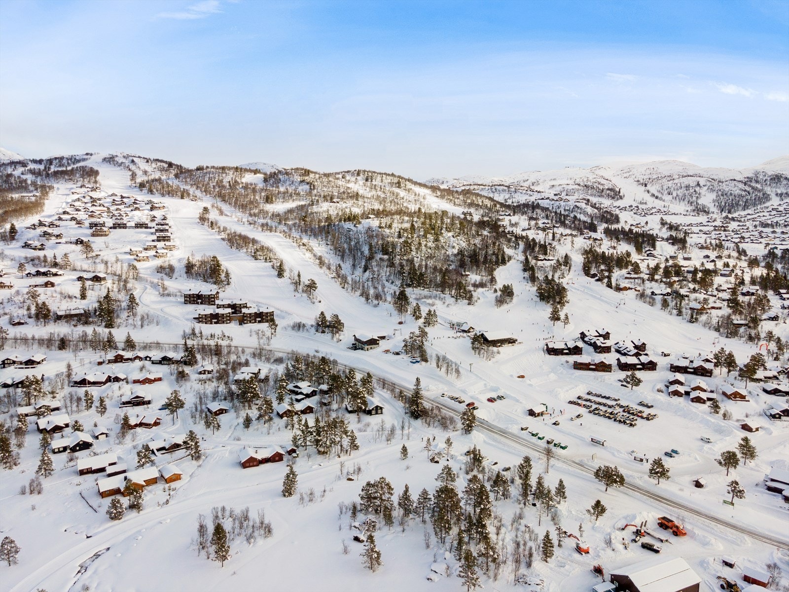 Kun 500 meter til anlegget med 11 skiheiser, serveringssteder og skiutleie Galleribilde