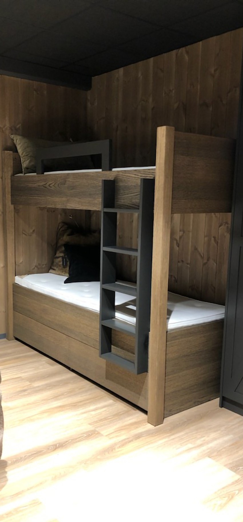 Familiekøyene vil bli levert i samme utførelse som vedlagt bilde, dog med samme farge på trapp og hest som seng (brun/sort). Galleribilde