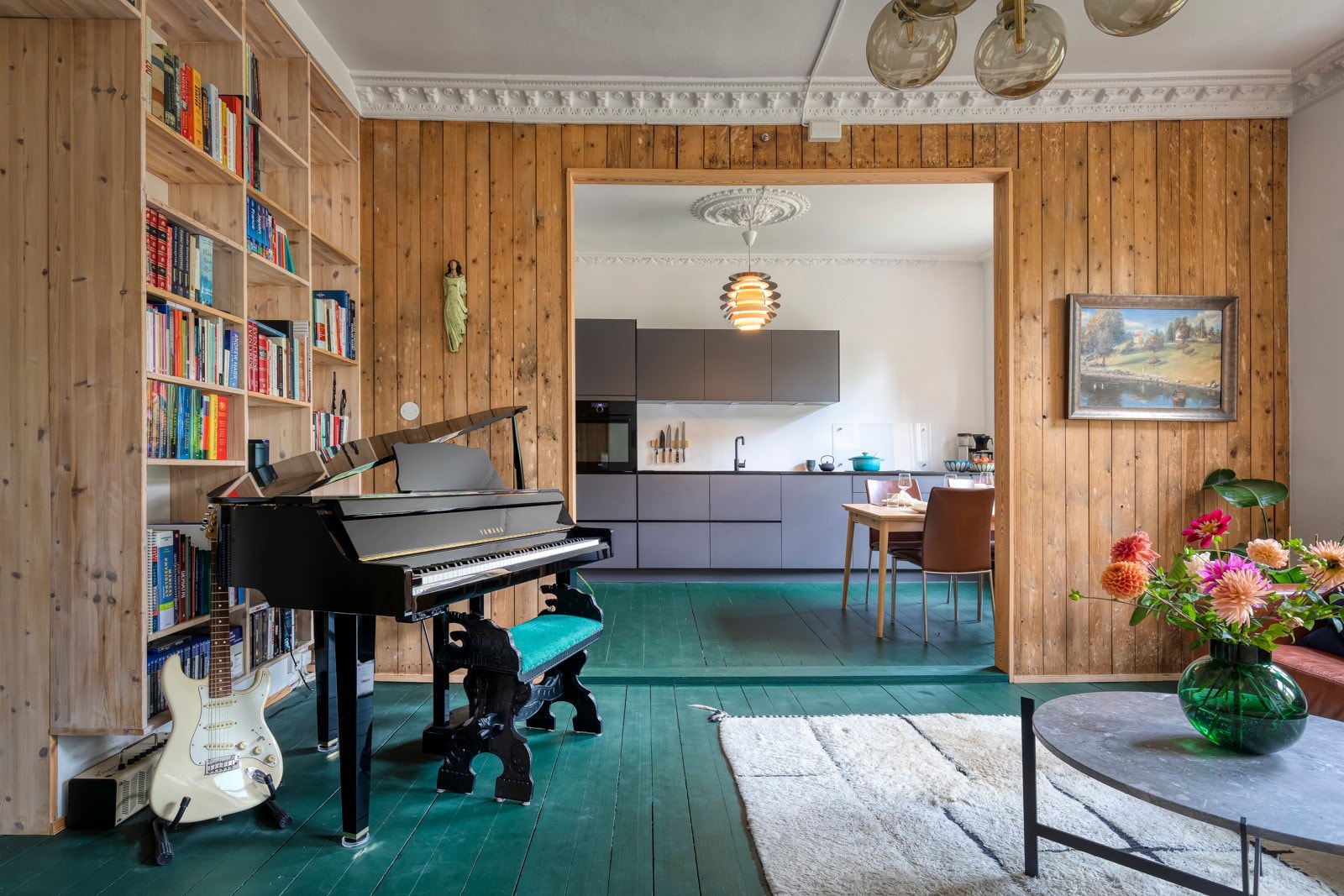 Plassbygd bokhylle, trepanel på vegger, samt originale tregulv gir leiligheten et flott særpreg. Galleribilde