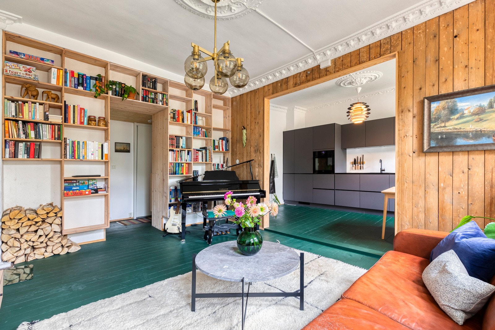 I stuen er det god plass til sofagruppe, TV-seksjon og annet ønsket møblement. Galleribilde
