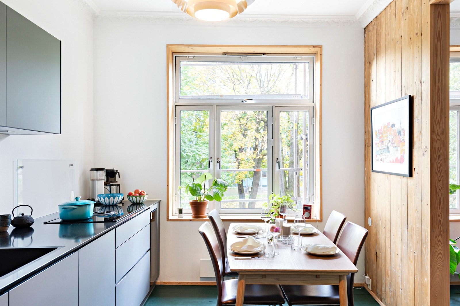 Fin sone for spisebord ved vinduet, med utsikt mot frodige Kristparken. Galleribilde