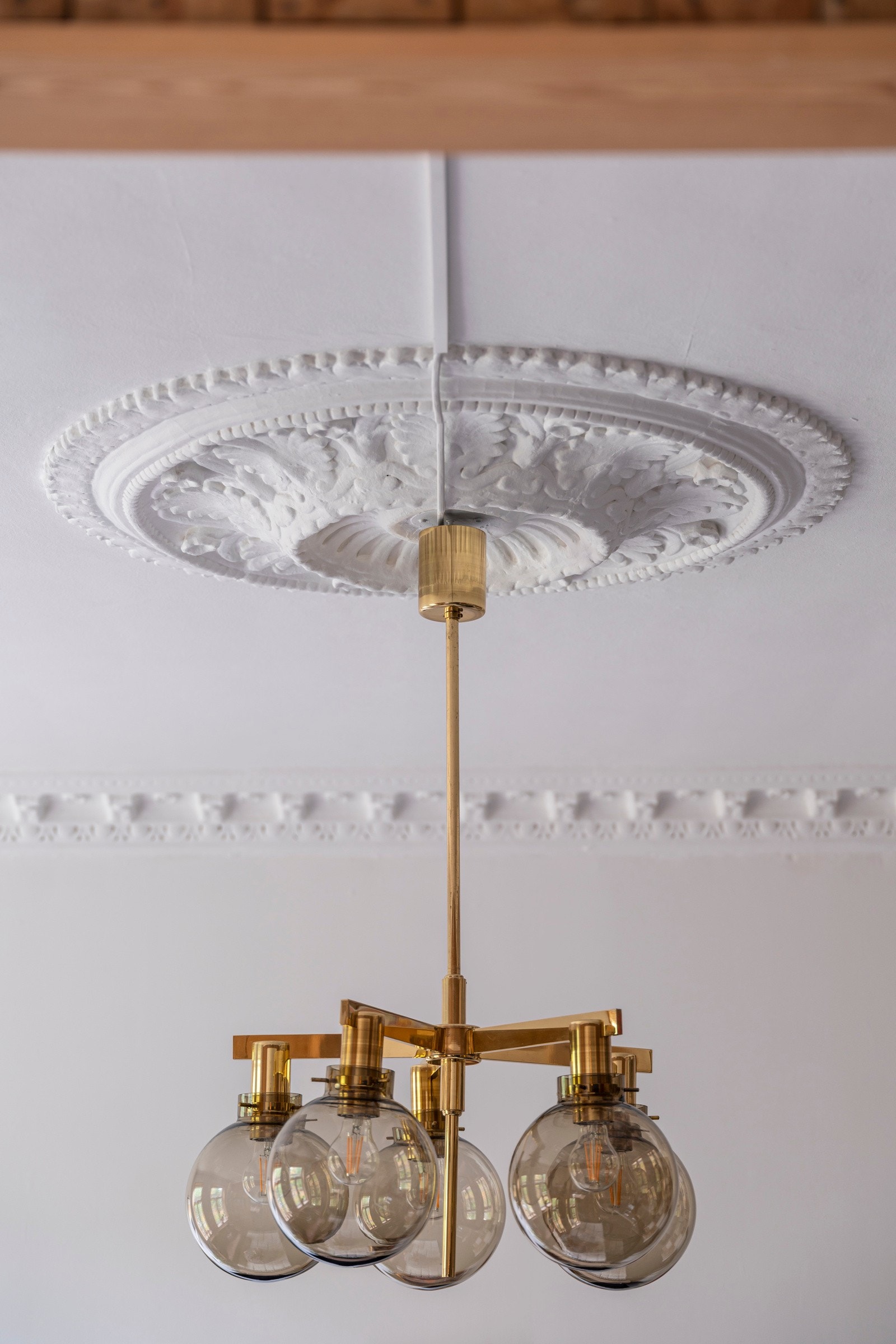 Nydelige detaljer i leiligheten med bl.a. rosett og stukkatur i himling. Galleribilde