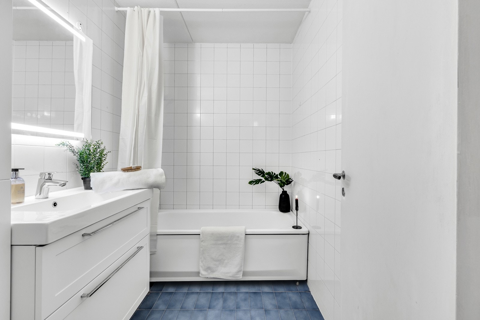 Badet ble i 2021 oppgradert med ny baderomsinnredning, bestående av en porselensservant med hvite skuffer, et høyskap og et speil med integrert led-belysning. Galleribilde