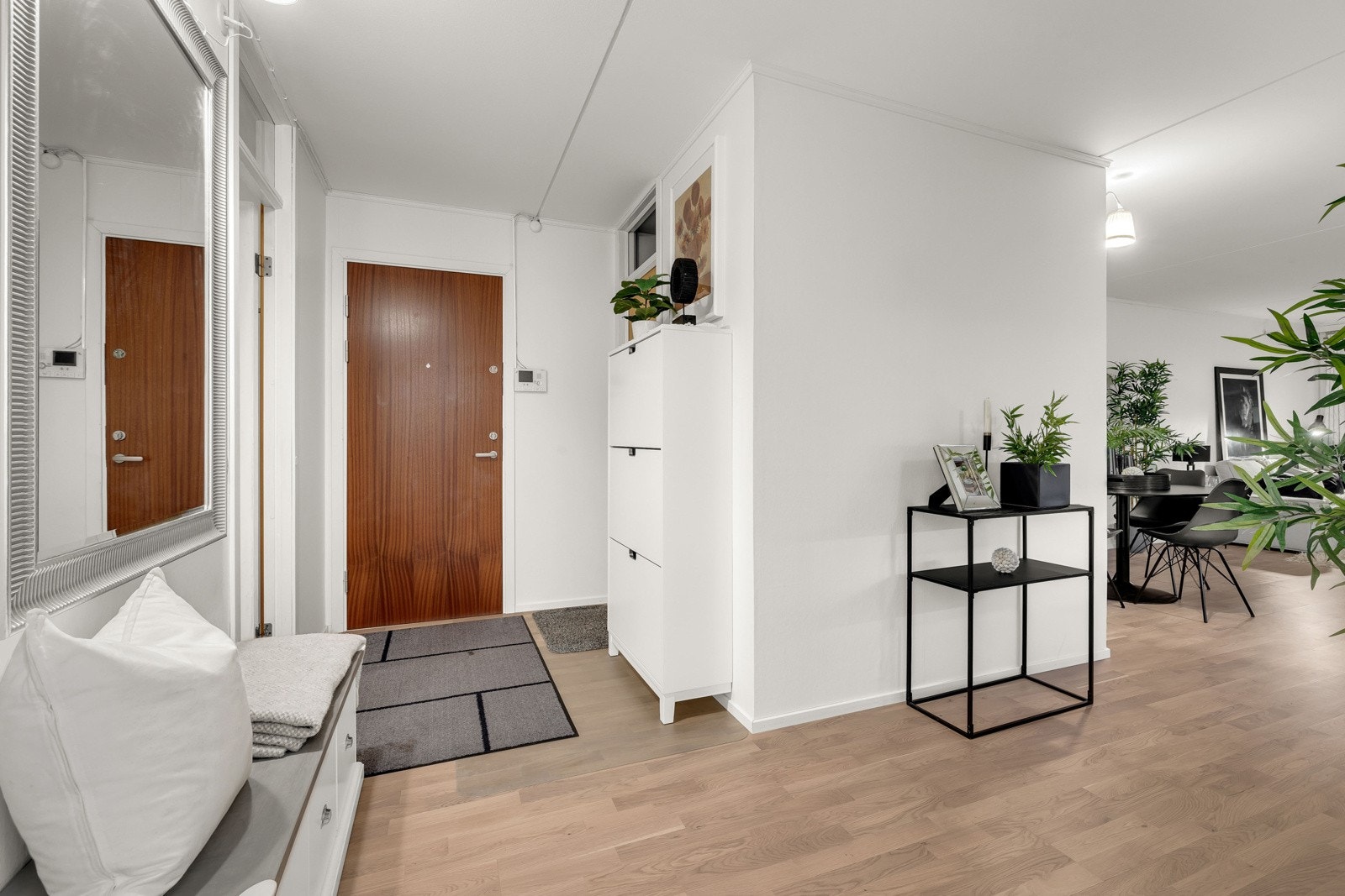 Leiligheten ligger i fjerde etasje og har adkomst via en felles trappeoppgang. Entreen ligger i direkte tilknytning til stuen med det samme fine parkettgulvet fra 2015/16. Galleribilde