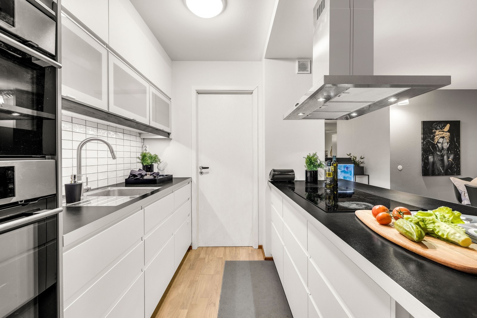 Fra kjøkkenet er det videre adkomst til vaskerommet. Galleribilde