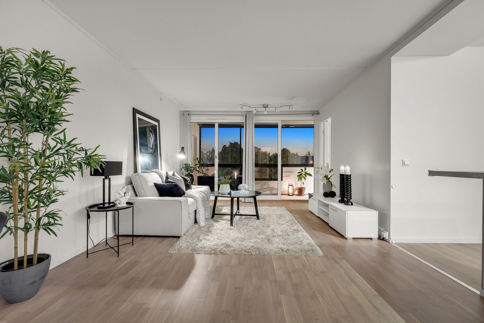 På stuegulvet er det nyere parkett, mens veggene er malt i hvitt og en lys gråtone. Galleribilde