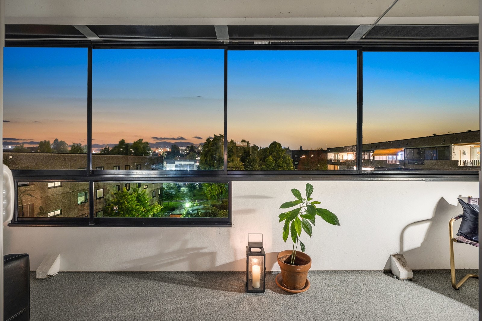 Glassdøren fører ut til den innglassede balkongen, en herlig romforlengelse året rundt Galleribilde