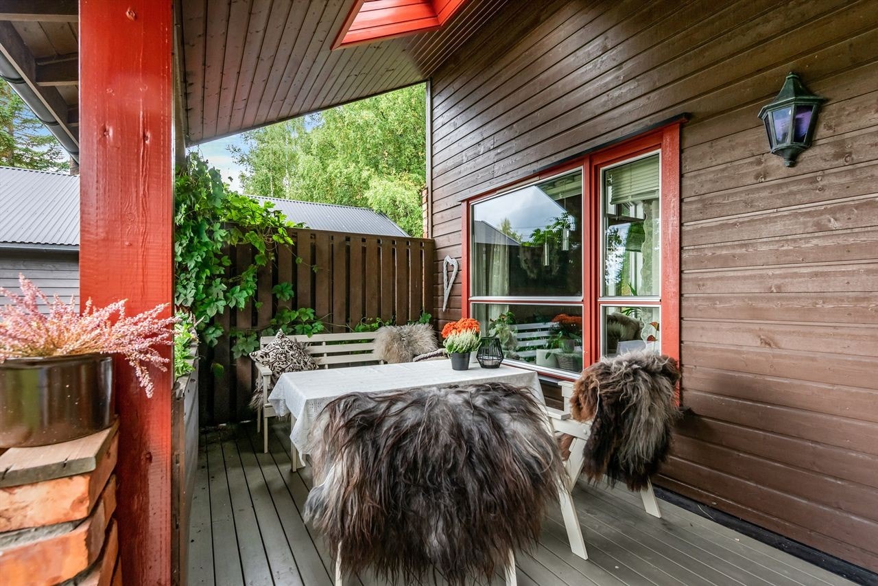 Lun, skjermet uteplass - overbygget terrasse utenfor hovedstue Galleribilde