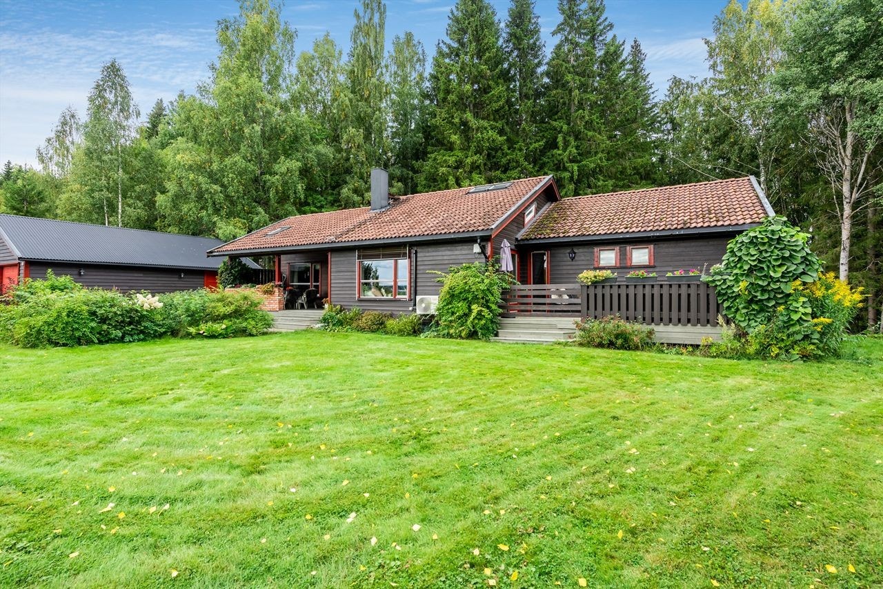 To sørvendte terrasser - uteområdet er pent opparbeidet med mye beplantninger Galleribilde