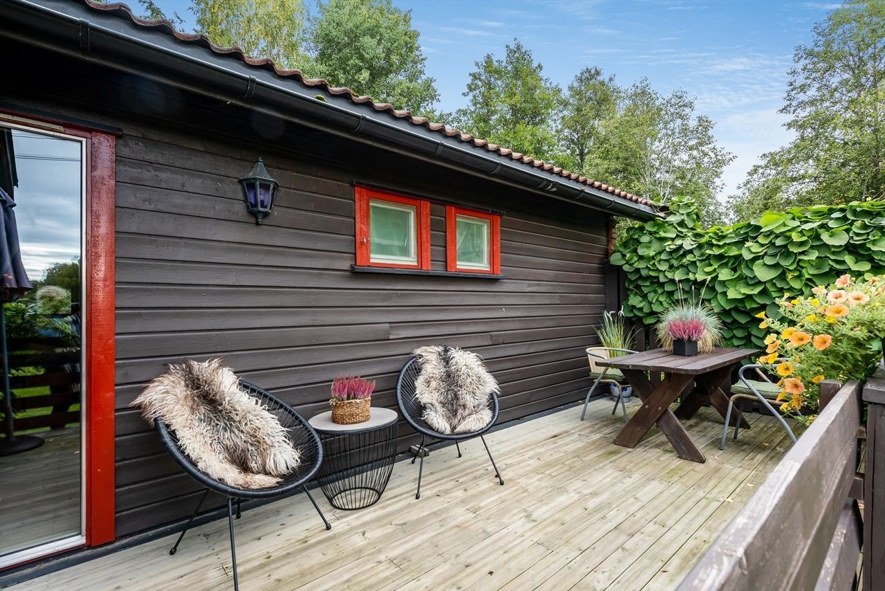 Åpen terrasse med adkomst fra kjøkken Galleribilde