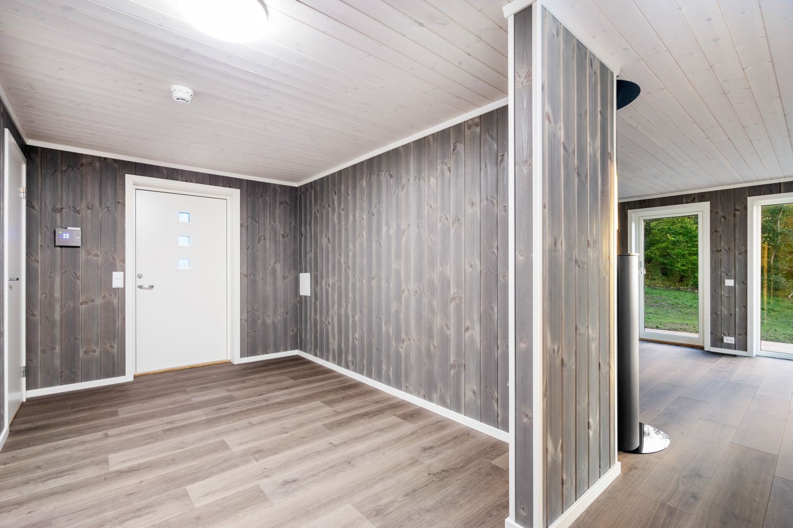 Romslig gang med god plass til garderobeskap Galleribilde