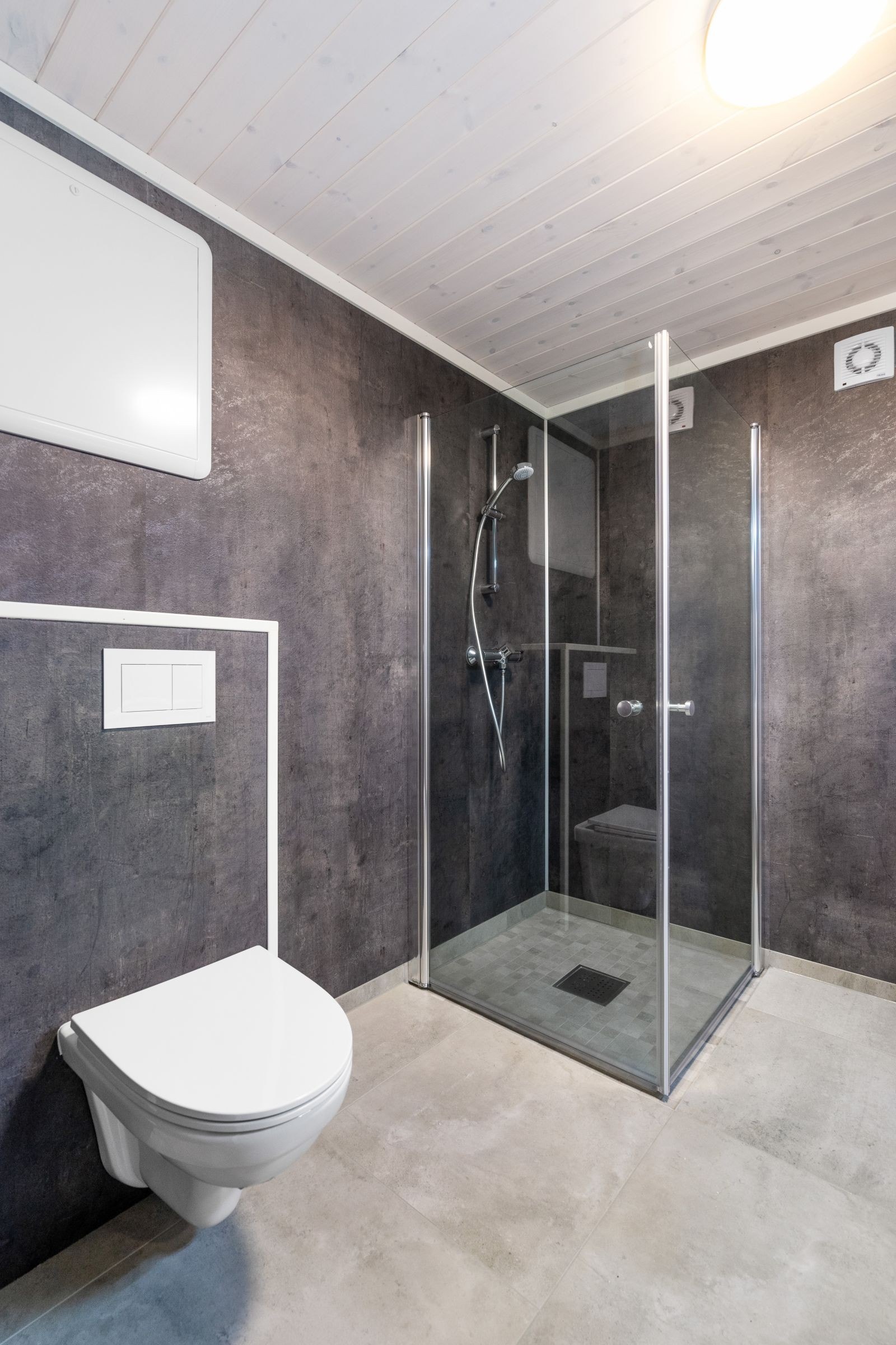 Dusjhjørne og vegghengt toalett Galleribilde