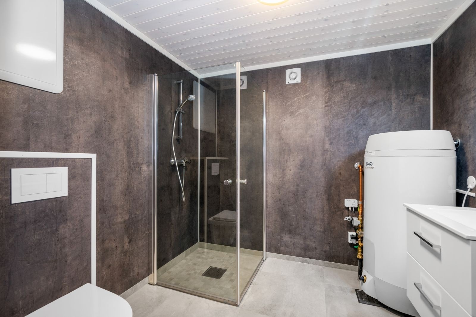 Bad med flislagt gulv og varmekabler Galleribilde