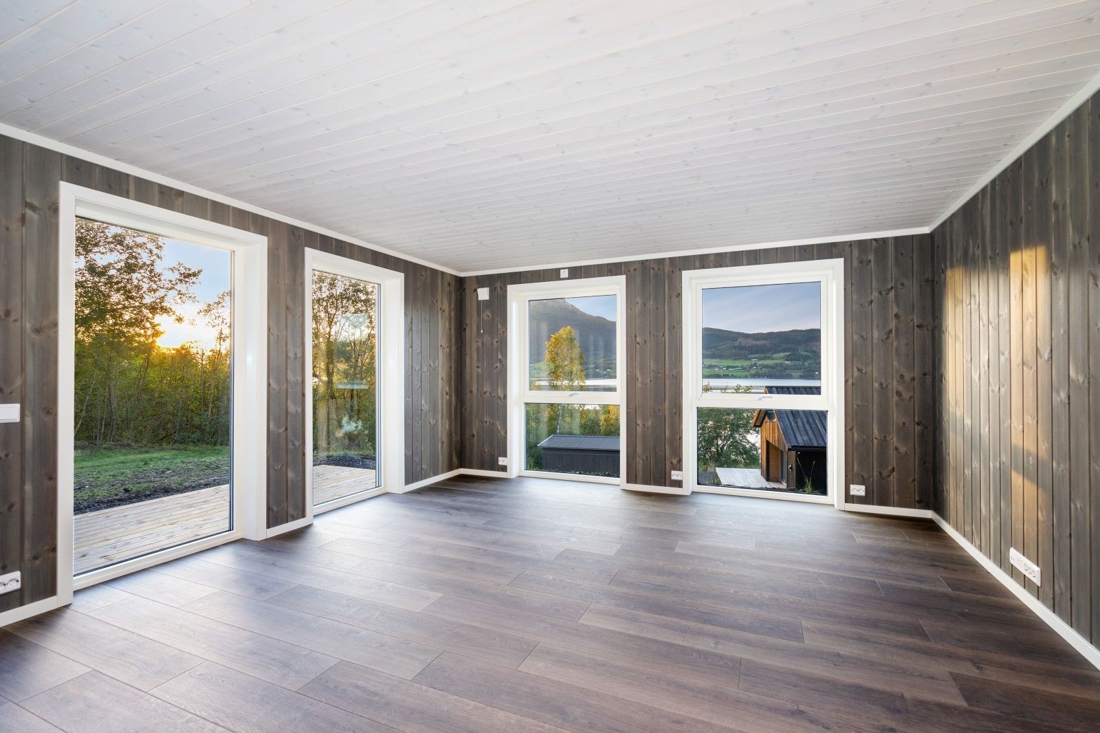 Stue med store vinduer Galleribilde