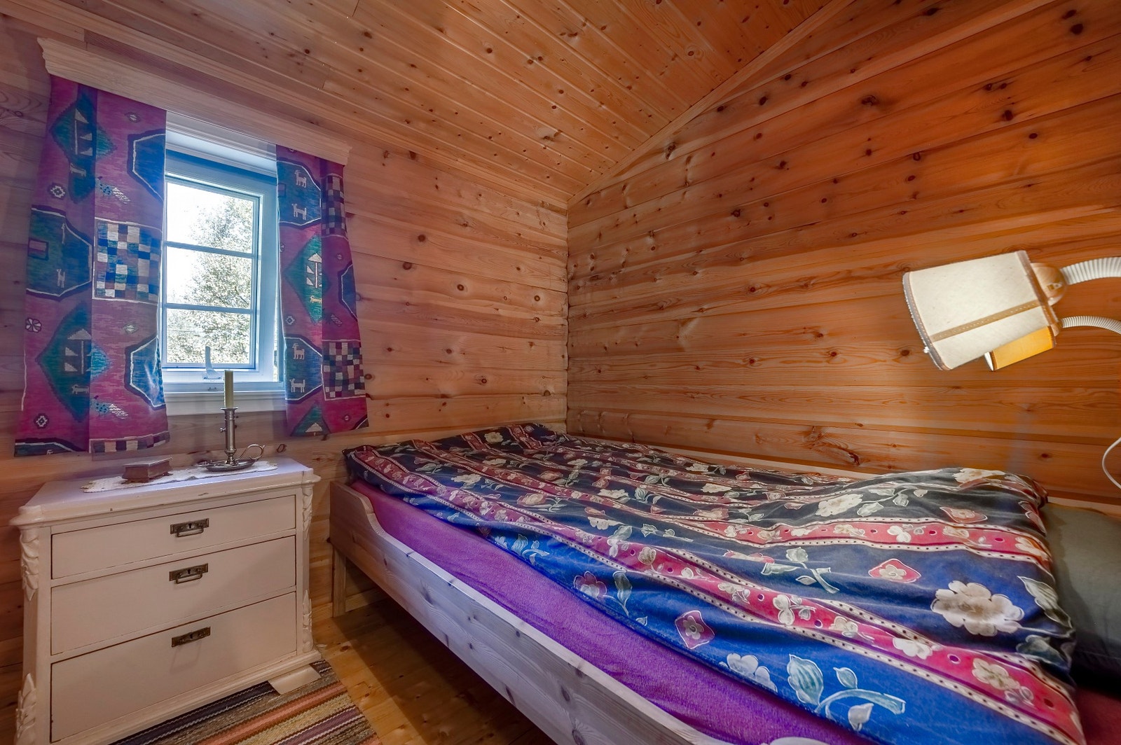 Med fire soverom og to separate åpne stue- og kjøkkenløsninger er det god plass til å nyte hytten sammen med både familie og venner. Galleribilde