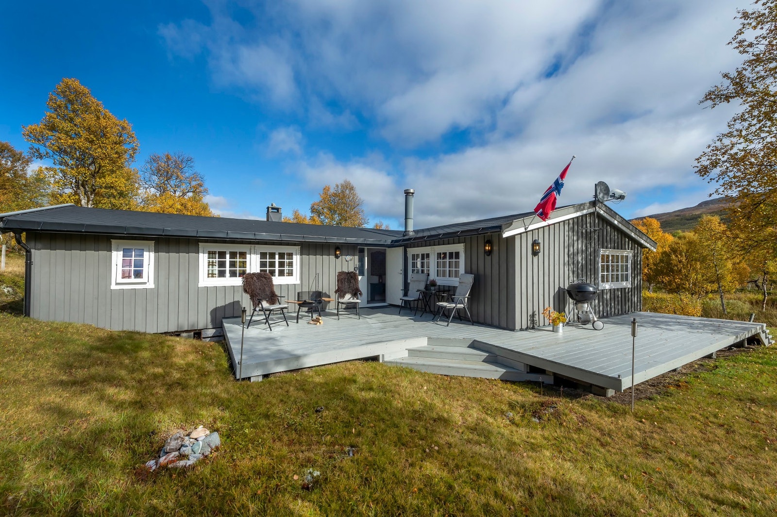 EiendomsMegler 1 ved Per Hårstad har gleden av å presentere en hytte med attraktiv beliggenhet på Nerskogen i Gregosvegen 28 ! Galleribilde