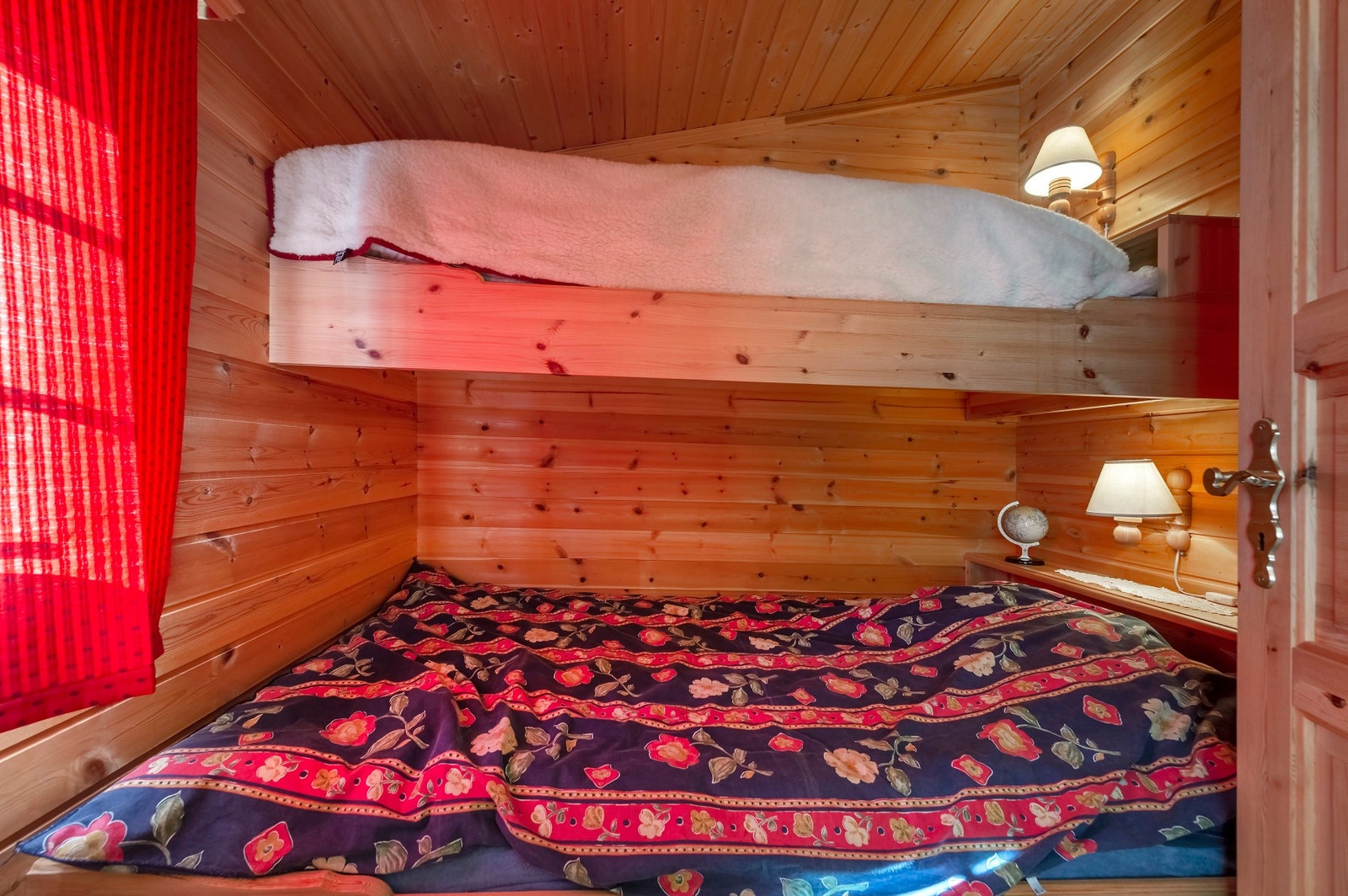 Hytten ble bygd i 1977, og videre påbygd i 1988. Galleribilde